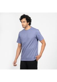 DOMYOS - Koszulka z krótkim rękawem męska Domyos Gym & Pilates 500 Essentials. Kolor: niebieski. Materiał: bawełna, tkanina, elastan, prążkowany, materiał. Długość rękawa: krótki rękaw. Długość: krótkie. Sport: joga i pilates #1