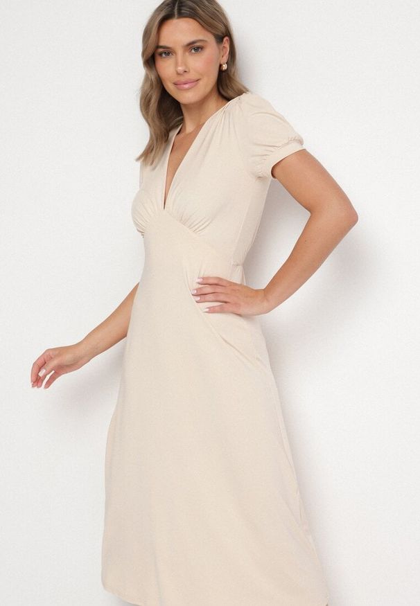 Born2be - Jasnobeżowa Sukienka Rozkloszowana z Wiskozą z Poduszkami w Ramionach Awerla. Okazja: na co dzień. Typ kołnierza: dekolt w kształcie V. Kolor: beżowy. Materiał: wiskoza. Długość rękawa: krótki rękaw. Styl: casual, elegancki, klasyczny