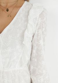 Born2be - Biała Haftowana Sukienka z Gumką w Pasie i Trójkątnym Dekoltem Rinolusia. Kolor: biały. Materiał: bawełna, tkanina. Wzór: haft #4