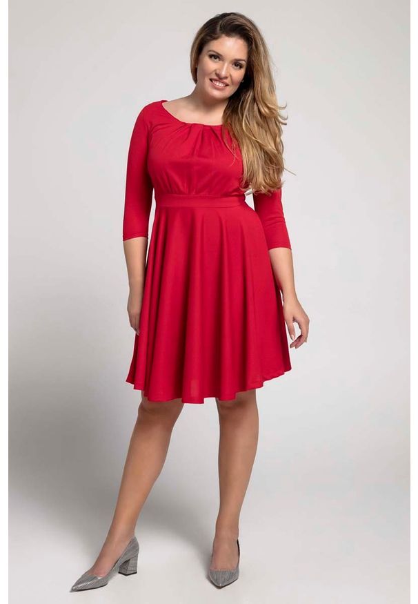 Nommo - Czerwona Rozkloszowana Sukienka z Zaznaczoną Talią PLUS SIZE. Kolekcja: plus size. Kolor: czerwony. Materiał: poliester, wiskoza. Typ sukienki: dla puszystych