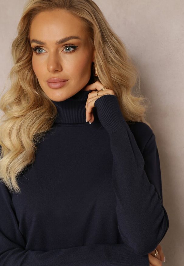 Renee - Granatowy Sweter Golf o Dopasowanym Fasonie z Wiskozą Nalexa. Typ kołnierza: golf. Kolor: niebieski. Materiał: wiskoza. Długość rękawa: długi rękaw. Długość: długie. Sezon: zima, jesień. Styl: klasyczny