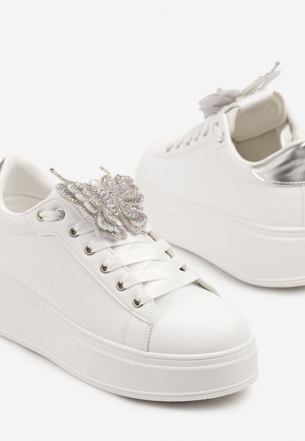 Born2be - Biało-Srebrne Sneakersy na Platformie z Odpinaną Aplikacją w Kształcie Motyla Ravlimi. Okazja: na co dzień. Kolor: biały. Materiał: jeans. Szerokość cholewki: normalna. Wzór: aplikacja. Obcas: na platformie