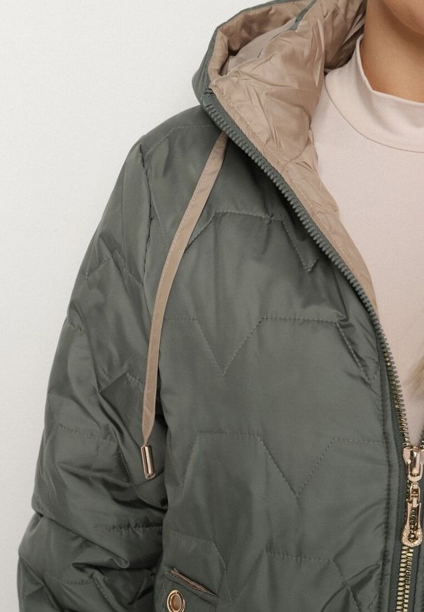 Born2be - Zielona Pikowana Kurtka z Kapturem i Przedłużonym Tyłem Tulunia. Okazja: na spacer. Typ kołnierza: kaptur. Kolekcja: plus size. Kolor: zielony. Materiał: jeans. Wzór: aplikacja. Styl: elegancki