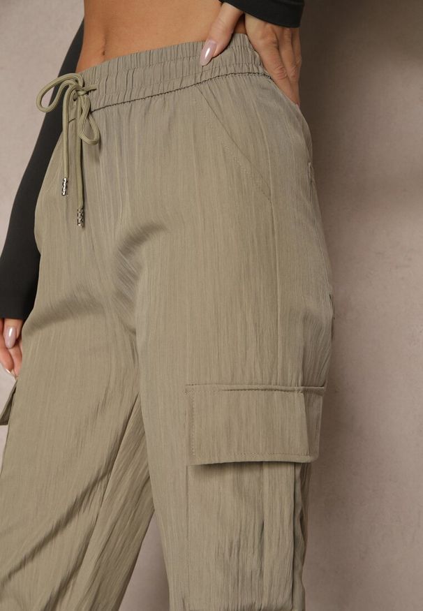 Renee - Zielone Spodnie Cargo z Bawełną o Szerokim Kroju High Waist Mairiora. Okazja: na co dzień. Stan: podwyższony. Kolor: zielony. Materiał: bawełna. Styl: casual
