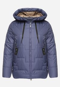 Born2be - Niebieska Pikowana Kurtka z Kapturem i Ozdobnymi Suwakami Tulirisa. Okazja: na co dzień. Typ kołnierza: kaptur. Kolekcja: plus size. Kolor: niebieski. Materiał: jeans. Styl: casual, sportowy #3