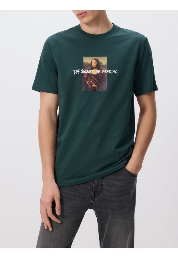 Reserved - T-shirt regular z nadrukiem - ciemnozielony. Kolor: zielony. Materiał: bawełna, dzianina. Wzór: nadruk