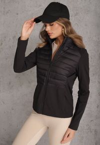 Renee - Czarna Przejściowa Kurtka z Pikowaniem i Elastycznymi Rękawami Salisia. Okazja: na co dzień. Typ kołnierza: kaptur. Kolor: czarny. Materiał: nylon. Styl: casual, sportowy #6