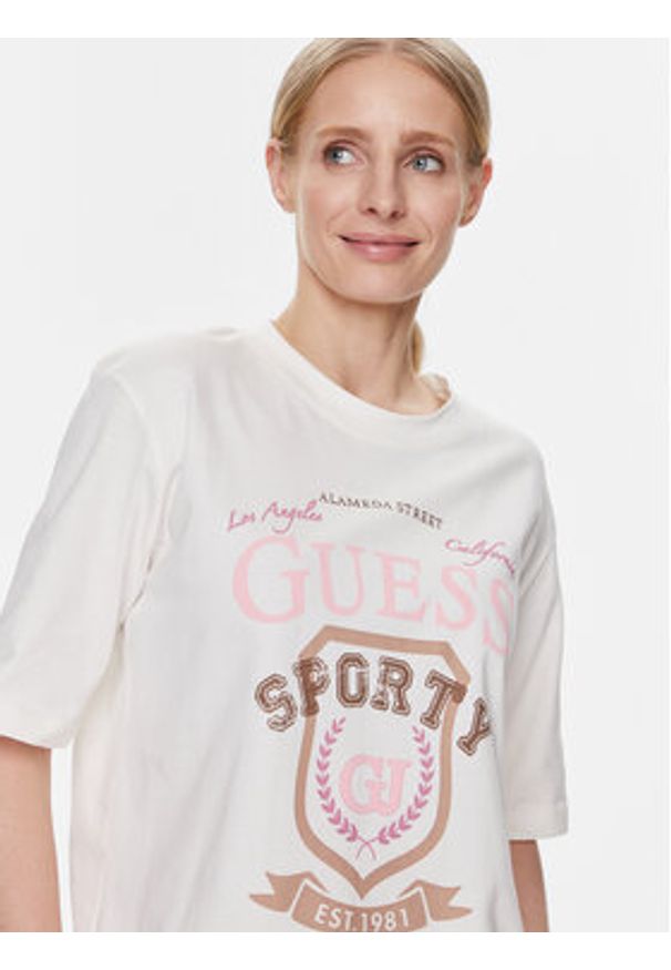 Guess T-Shirt V4RI07 K8FQ4 Biały Boxy Fit. Kolor: biały. Materiał: bawełna