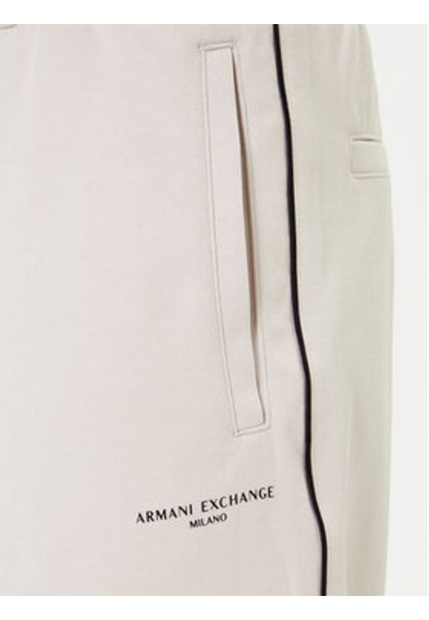 Armani Exchange Spodnie dresowe XM001358 AF16278 U1013 Écru Regular Fit. Materiał: bawełna, syntetyk