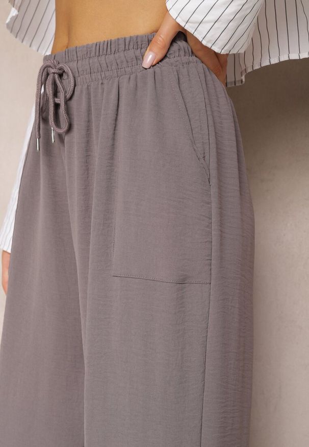 Renee - Szare Spodnie High Waist ze Sznurkiem w Talii i Prostą Nogawką Raveann. Okazja: na co dzień. Stan: podwyższony. Kolor: szary. Wzór: aplikacja. Styl: casual