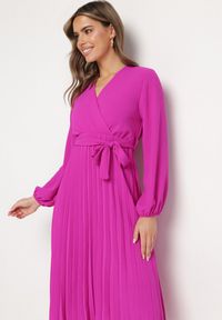 Born2be - Fuksjowa Sukienka Mesyre. Okazja: na randkę, do pracy. Typ kołnierza: dekolt w kształcie V. Kolor: różowy. Materiał: materiał. Typ sukienki: kopertowe, plisowane. Długość: midi #6
