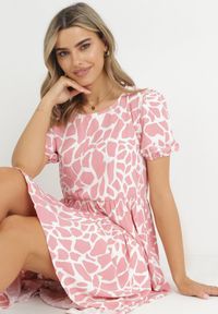 Born2be - Różowa Rozkloszowana Sukienka Maxi z Falbanką na Dole Zeanna. Kolor: różowy. Długość rękawa: krótki rękaw. Sezon: wiosna, lato. Styl: klasyczny. Długość: maxi #5