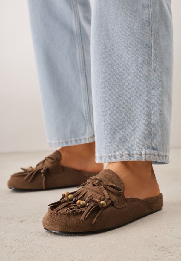 Renee - Ciemnobrązowe Klapki VICES Mule Ozdobione Frędzlami Koralikami i Kokardą Eathelena. Okazja: na plażę. Kolor: brązowy. Wzór: aplikacja. Sezon: lato