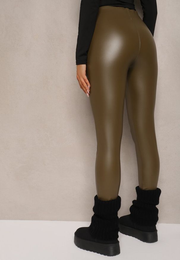 Renee - Zielone Legginsy High Waist z Imitacji Skóry z Gumką w Pasie Ozdobione Guzikami Sinairis. Okazja: na spotkanie biznesowe. Stan: podwyższony. Kolor: zielony. Materiał: skóra. Wzór: aplikacja. Styl: klasyczny, rockowy, biznesowy