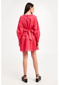 Twinset Milano - Sukienka TWINSET. Materiał: koronka. Długość rękawa: długi rękaw. Wzór: koronka