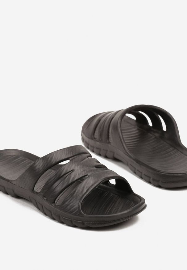 Born2be - Czarne Piankowe Klapki z Ozdobnymi Wycięciami Solritia. Okazja: na plażę, na spacer. Kolor: czarny. Materiał: jeans. Sezon: lato