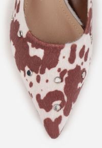 Renee - Brązowe Czółenka Vices w Krowie Łaty na Szpilce z Wkładką ze Skóry Naturalnej z Klamrą i Ćwiekami Riloria Viralowe. Okazja: na co dzień. Zapięcie: klamry. Kolor: brązowy. Materiał: skóra. Wzór: aplikacja. Obcas: na szpilce. Styl: casual, klasyczny, wizytowy #8