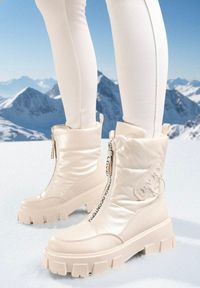 Born2be - Beżowe Śniegowce na Płaskiej Podeszwie z Zamkiem z Przodu i Napisem Bulluna. Zapięcie: zamek. Kolor: beżowy. Materiał: jeans. Wzór: napisy. Obcas: na płaskiej podeszwie #1