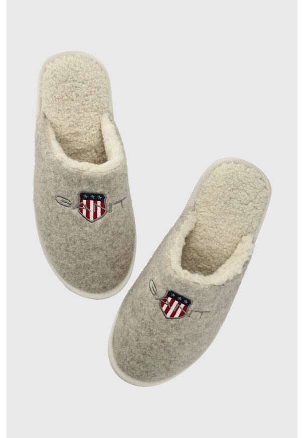 GANT - Gant kapcie wełniane Pantofli kolor beżowy 27598361.G24. Nosek buta: okrągły. Kolor: beżowy. Materiał: wełna