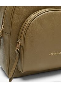 Coccinelle - COCCINELLE - Skórzany plecak z logo Lea. Kolor: brązowy. Materiał: skóra. Styl: glamour, casual, elegancki #4