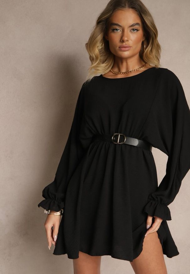 Renee - Czarna Rozkloszowana Sukienka z Gumką w Talii i przy Mankietach Tesunela. Okazja: na co dzień. Kolor: czarny. Styl: elegancki, casual