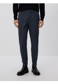 Reserved - Spodnie jogger z zakładkami - granatowy. Kolor: niebieski. Materiał: wiskoza, bawełna