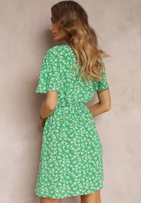 Renee - Zielona Sukienka Mini w Kwiatki z Gumką w Pasie Irarria. Kolor: zielony. Wzór: kwiaty. Długość: mini #2