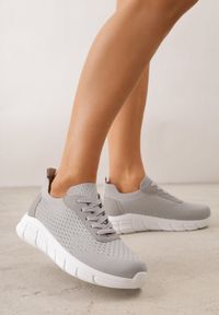 Born2be - Szare Minimalistyczne Buty Sportowe z Siateczki na Tłoczonej Podeszwie Zanera. Okazja: na co dzień, na spacer. Kolor: szary. Materiał: jeans. Szerokość cholewki: normalna. Sport: turystyka piesza, fitness, joga i pilates #4