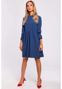 Sukienki.shop - Sukienka oversize rozkloszowana z falbaną na dole niebieska. Kolor: niebieski. Materiał: tkanina. Typ sukienki: oversize. Styl: elegancki. Długość: midi #1