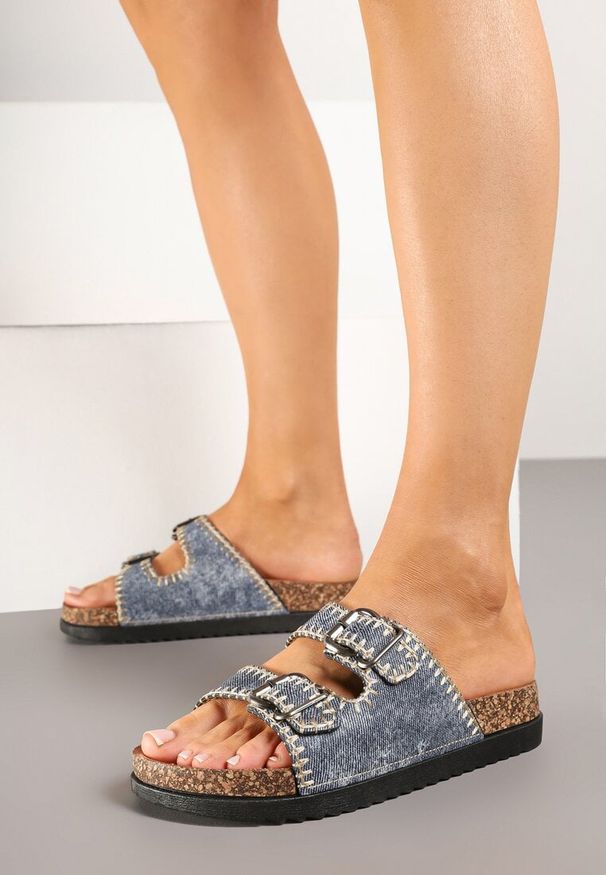 Renee - Ciemnoniebieskie Klapki na Korkowej Platformie z Ozdobnymi Przeszyciami Nurione. Okazja: na co dzień. Kolor: niebieski. Materiał: jeans. Obcas: na platformie. Styl: casual