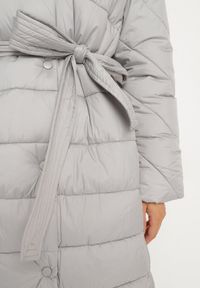 Born2be - Szara Pikowana Kurtka z Kapturem Wiązanym Paskiem i Zapięciem na Napy Tilinia. Okazja: na spacer. Typ kołnierza: kaptur. Kolor: szary. Materiał: jeans. Sezon: zima. Styl: elegancki #7