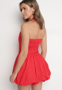 Born2be - Czerwona Bawełniana Sukienka Bombka z Ramiączkami Zapinanymi Przy Karku Relinor. Okazja: na co dzień. Typ kołnierza: dekolt kwadratowy. Kolor: czerwony. Materiał: bawełna. Długość rękawa: na ramiączkach. Typ sukienki: bombki. Styl: casual #3