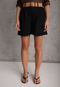 Renee - Czarne Szorty Casual z Wiskozą High Waist Ozdobione Paskiem z Plecionki Kailee. Okazja: na co dzień. Stan: podwyższony. Kolor: czarny. Materiał: wiskoza. Wzór: aplikacja. Styl: casual #2