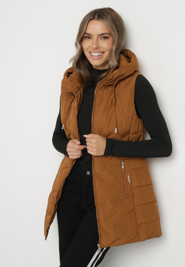 Born2be - Brązowa Przejściowa Kamizelka o Taliowanym Kroju z Kapturem Olendra. Okazja: na spacer, na co dzień. Typ kołnierza: kaptur. Kolor: brązowy. Materiał: jeans, poliester. Styl: casual, klasyczny, sportowy