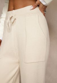 Renee - Beżowe Spodnie z Wełną ze Sznurkiem i Ozdobnymi Kieszeniami Moneressa. Okazja: na co dzień. Kolor: beżowy. Materiał: wełna. Styl: casual #3