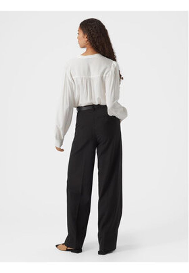 Vero Moda Bluzka Bumpy 10300602 Biały Regular Fit. Kolor: biały. Materiał: wiskoza