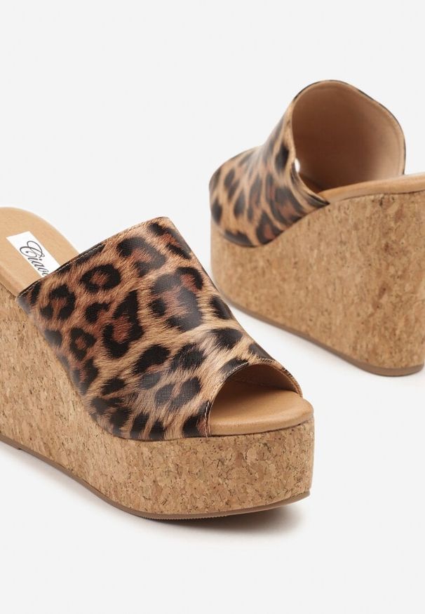 Renee - Panterkowe Klapki w Stylu Drewniaków na Koturnie Jordiva. Okazja: na co dzień. Nosek buta: otwarty. Materiał: zamsz. Sezon: lato. Obcas: na koturnie. Styl: elegancki, casual