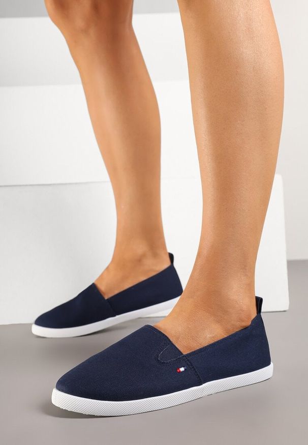 Renee - Granatowe Tenisówki Vices Basic z Materiałowymi Gumkami Aretela. Okazja: na co dzień. Kolor: niebieski. Materiał: materiał. Styl: elegancki, casual