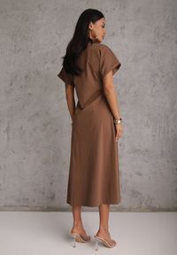 Renee - Brązowa Rozkloszowana Sukienka Zdobiona Drapowaniem w Talii i Rozcięciem Uziola. Okazja: na co dzień. Kolor: brązowy. Wzór: aplikacja. Typ sukienki: proste. Styl: casual #7