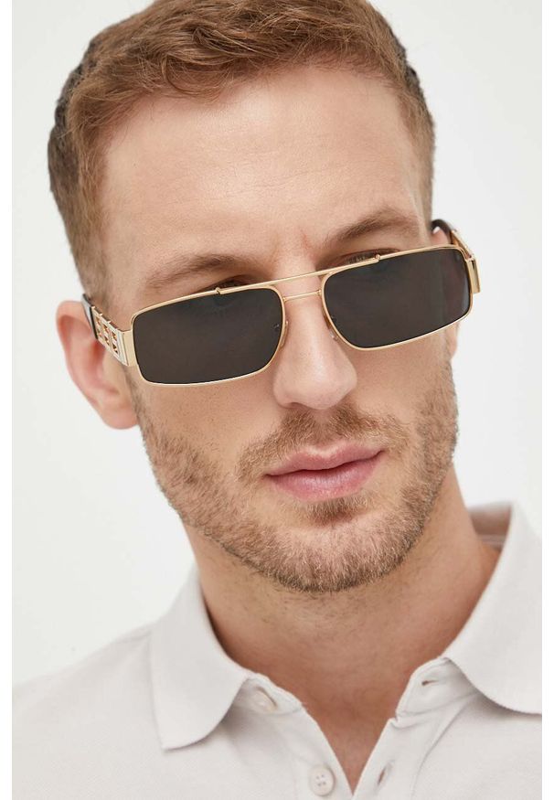 VERSACE - Versace okulary przeciwsłoneczne męskie kolor złoty. Kształt: prostokątne. Kolor: złoty