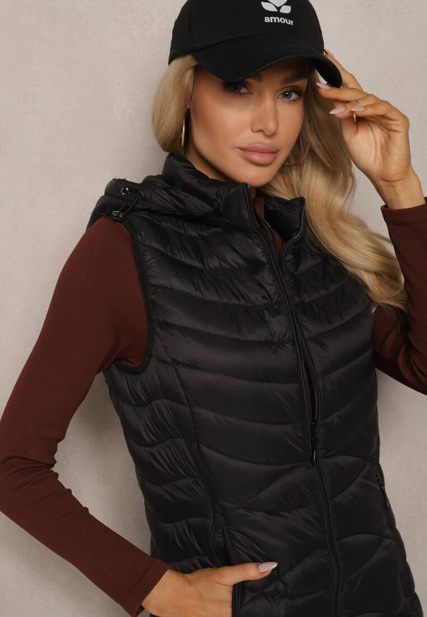 Renee - Czarna Kamizelka Pikowana z Kieszeniami i Odpinanym Kapturem Sailenne. Okazja: na spacer. Kolor: czarny. Materiał: bawełna, jeans. Styl: sportowy, elegancki