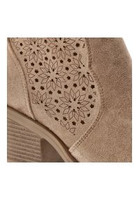 Beżowe Botki S.Barski Stylowe Kowbojki Damskie. Okazja: na co dzień. Kolor: beżowy. Materiał: jeans, materiał. Wzór: ażurowy, kwiaty. Obcas: na obcasie. Styl: elegancki. Wysokość obcasa: średni #4