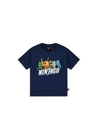 Koszulka Dziecięca Bio Bawełna LEGO Ninjago Taffy 112 Granatowa. Kolor: niebieski. Materiał: bawełna. Długość rękawa: krótki rękaw. Długość: krótkie. Sezon: lato #1