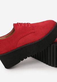 Born2be - Czerwone Półbuty ereros. Nosek buta: okrągły. Kolor: czerwony. Szerokość cholewki: normalna. Wzór: aplikacja. Obcas: na platformie. Styl: klasyczny #6