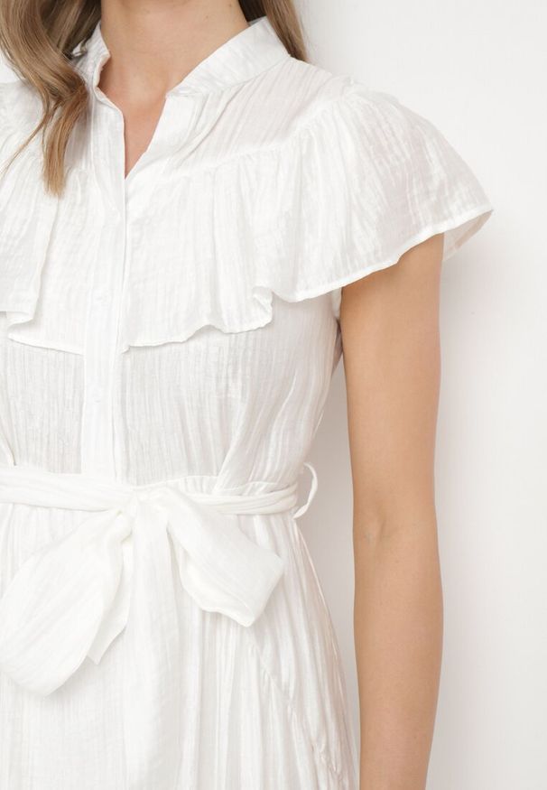 Born2be - Biała Rozkloszowana Sukienka z Wiskozą Ozdobiona Falbankami Zapinana na Guziki z Dodatkowym Materiałowym Paskiem Ganesia. Okazja: na imprezę. Typ kołnierza: kołnierz z falbankami. Kolor: biały. Wzór: aplikacja. Typ sukienki: rozkloszowane. Materiał: wiskoza, materiał. Długość rękawa: krótki rękaw. Sezon: lato. Styl: elegancki