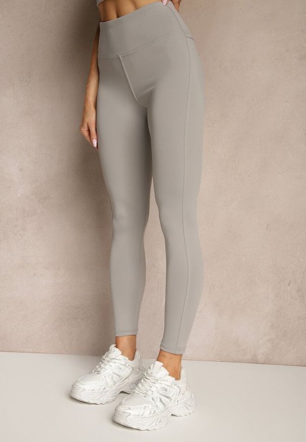 Renee - Jasnoszare Legginsy z Ozdobnymi Przeszyciami z Efektem Modelowania Carittia. Okazja: na co dzień. Kolor: szary. Długość: długie. Styl: elegancki, casual