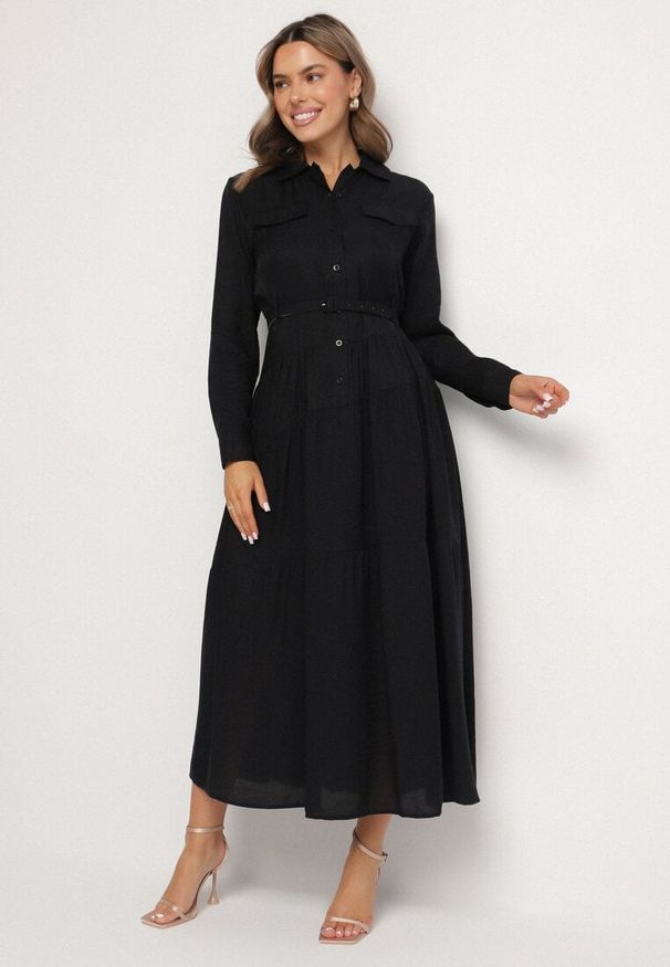 Born2be - Czarna Wiskozowa Sukienka Ozdobiona Paskiem i Guzikami Ronitte. Okazja: na co dzień. Kolor: czarny. Materiał: wiskoza. Wzór: aplikacja. Sezon: wiosna, lato. Styl: casual, elegancki, klasyczny