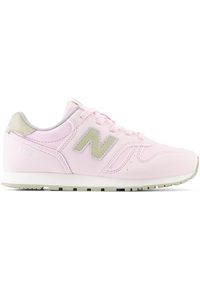 Buty dziecięce New Balance YC373VD2 – różowe. Okazja: na uczelnię, na co dzień. Kolor: różowy. Materiał: guma, syntetyk, materiał. Szerokość cholewki: normalna. Model: New Balance 373