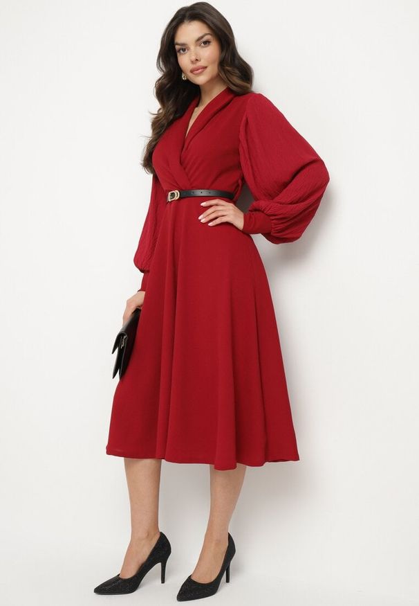 Born2be - Bordowa Rozkloszowana Sukienka Kopertowa z Bufiastymi Rękawami i Paskiem Naliris. Okazja: na co dzień. Typ kołnierza: dekolt w kształcie V. Kolor: czerwony. Materiał: skóra. Typ sukienki: kopertowe. Styl: casual