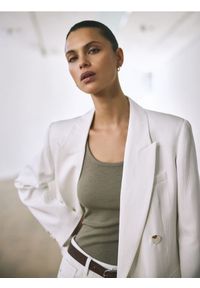 Reserved - Marynarka z wiskozą - biały. Kolor: biały. Materiał: wiskoza #1
